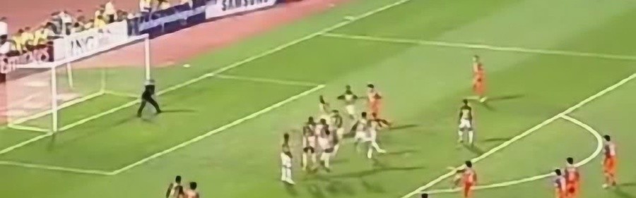  柏林赫塔定位球配合默契，直接任意球直挂死角