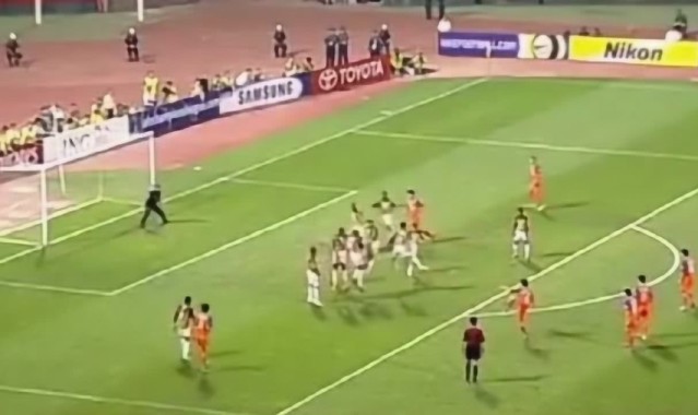  柏林赫塔定位球配合默契，直接任意球直挂死角