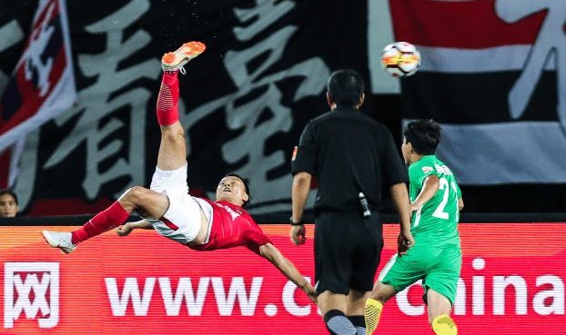  斯图加特新援处子秀完美，帽子戏法助球队走出连败阴影  