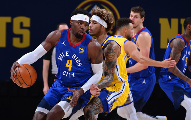  勇士惨败掘金，库里空砍四十分  