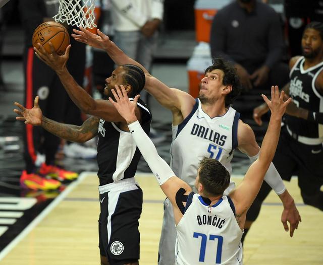  东契奇超远三分绝杀独行侠险胜快船队